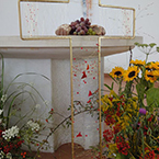 květinová výzdoba chrámu, kněžské svěcení v září, detail