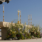 oltář na letišti v Brně–Slatině při příležitosti návštěvy papeže Benedikta XVI., září 2009