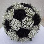 květinový dar v podobě fotbalového míče