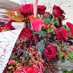vypichovaná smuteční kytice, růže, Anthurium