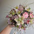 jarní svatební kytice ve stylu vintage, Helleborus a Ranunculus