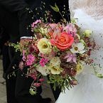 svatební kytice s lososovou růží ve stylu vintage