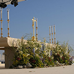 oltář na letišti v Brně–Slatině při příležitosti návštěvy papeže Benedikta XVI., září 2009
